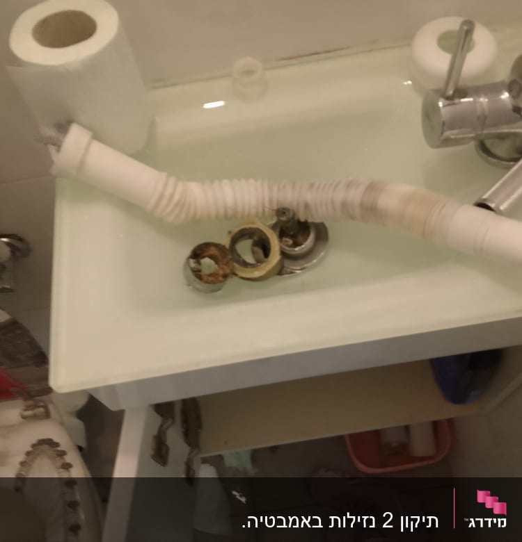 כיור עם ברז, צינור גמיש וחלקי אינסטלציה